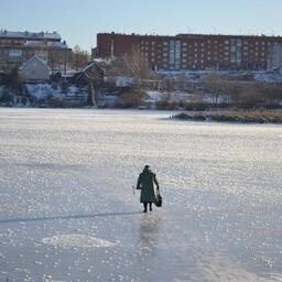 Спасатели подчеркивают: одного человека может выдержать лед толщиной более 7 см и однородной структуры. Фото пресс-службы МЧС России